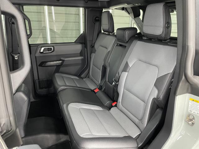 ブロンコ エバーグレーズ　スライド式チェアボード　シュノーケルキット　１２インチモニター　ビルシュタインショック　３５インチタイヤ　レザーシート　アップルカープレイ　１７インチダークカーボングレーペイントＡＷ　ミッドＰＫＧ　ハイフェンダー　シートヒーター　ロックレール（35枚目）