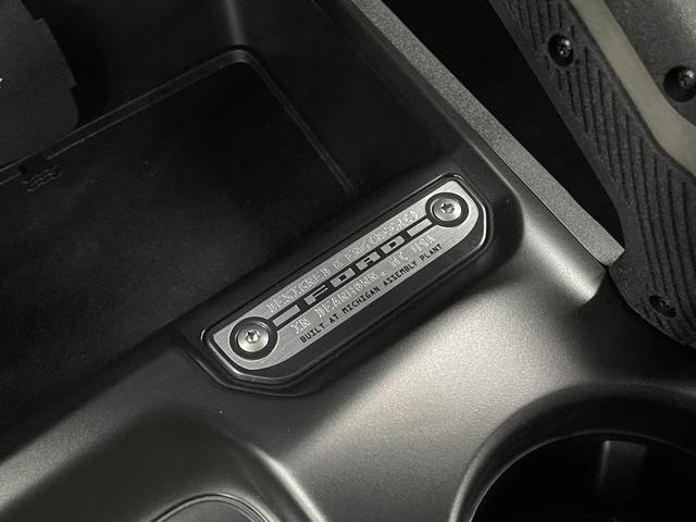 ブロンコ エバーグレーズ　スライド式チェアボード　シュノーケルキット　１２インチモニター　ビルシュタインショック　３５インチタイヤ　レザーシート　アップルカープレイ　１７インチダークカーボングレーペイントＡＷ　ミッドＰＫＧ　ハイフェンダー　シートヒーター　ロックレール（46枚目）