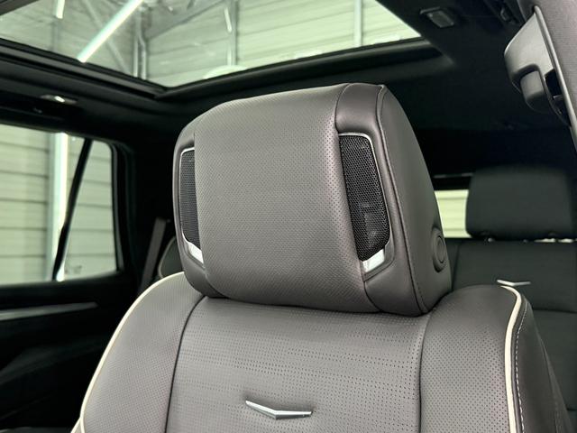 キャデラックエスカレード スポーツ　新型モデルチェンジ　５５インチＯＬＥＤディスプレイ　パノラマルーフ　助手席モニター　ＡＫＧ１９スピーカー　アップルカープレイ　アダプティブクルーズコントロール　マグネティックライドサスペンション４．０　ＡＲカメラ　１２６色アンビエントライト（33枚目）