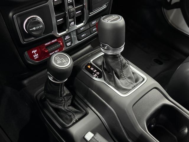 ジープ・ラングラーアンリミテッド ルビコン３９２　Ｖ８　生産終了　ファイナルエディション　世界限定３７００台　全国保証　純正可変マフラー　１２．３インチモニター　スカイトップ　フロント１２ｗａｙパワーシート　専用ブラックナッパレザー　アップルカープレイ　ビルシュタインアルミダンパー（41枚目）