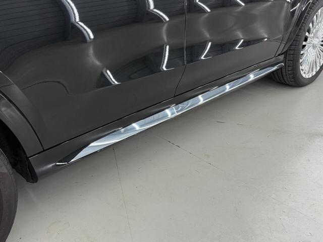 ＧＬＳ ＧＬＳ６００　４マチック　左Ｈ　ＩＳＧ搭載モデル　１オナ　シルバーツートン仕様　フロント＆リアマイバッハエンブレムマスコット　電動サイドステップ　パノラマルーフ　メルセデス・マイバッハ専用純正２３インチＡＷ　ブラックナッパレザー　後席左右独立シート（12枚目）