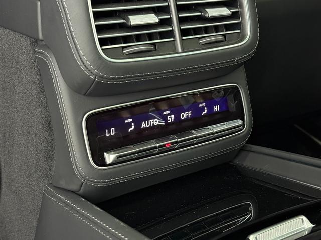 ＧＬＳ ＧＬＳ６００　４マチック　左Ｈ　ＩＳＧ搭載モデル　１オナ　シルバーツートン仕様　フロント＆リアマイバッハエンブレムマスコット　電動サイドステップ　パノラマルーフ　メルセデス・マイバッハ専用純正２３インチＡＷ　ブラックナッパレザー　後席左右独立シート（30枚目）