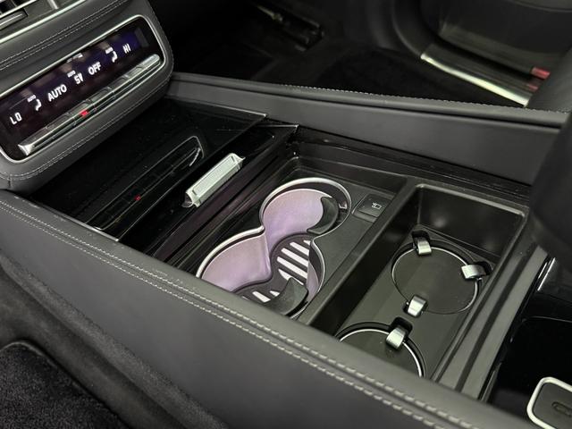 ＧＬＳ ＧＬＳ６００　４マチック　左Ｈ　ＩＳＧ搭載モデル　１オナ　シルバーツートン仕様　フロント＆リアマイバッハエンブレムマスコット　電動サイドステップ　パノラマルーフ　メルセデス・マイバッハ専用純正２３インチＡＷ　ブラックナッパレザー　後席左右独立シート（37枚目）