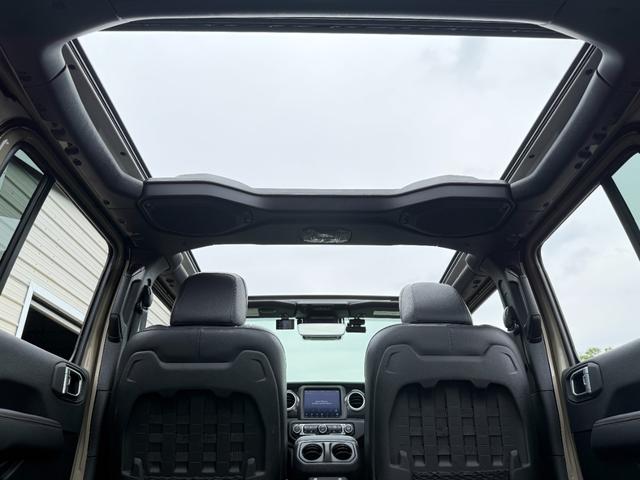ジープ・ラングラーアンリミテッド ルビコン３９２　限定車　ゴビ　スカイトップ　新並　１オナ　Ｖ８エンジン　純正可変マフラー　ＦＯＸアルミダンパー　２インチリフトアップ　アダプティブクルーズコントロール　２４年ＮＥＷデザイングリル　アップルカープレイ　シートヒーター　ステアリングヒーター（4枚目）