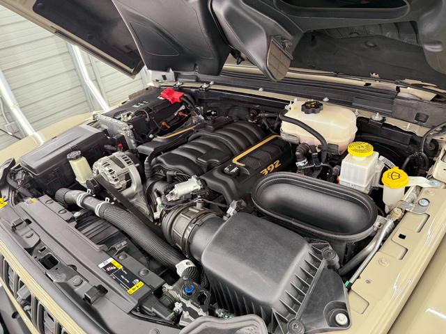 ジープ・ラングラーアンリミテッド ルビコン３９２　限定車　ゴビ　スカイトップ　新並　１オナ　Ｖ８エンジン　純正可変マフラー　ＦＯＸアルミダンパー　２インチリフトアップ　アダプティブクルーズコントロール　２４年ＮＥＷデザイングリル　アップルカープレイ　シートヒーター　ステアリングヒーター（8枚目）
