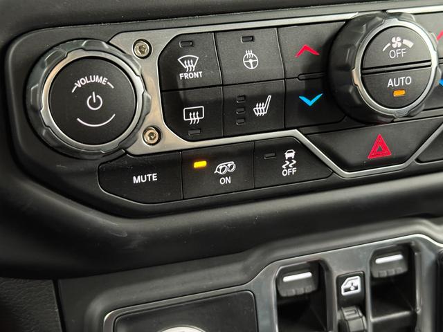 ジープ・ラングラーアンリミテッド ルビコン３９２　限定車　ゴビ　スカイトップ　新並　１オナ　Ｖ８エンジン　純正可変マフラー　ＦＯＸアルミダンパー　２インチリフトアップ　アダプティブクルーズコントロール　２４年ＮＥＷデザイングリル　アップルカープレイ　シートヒーター　ステアリングヒーター（10枚目）