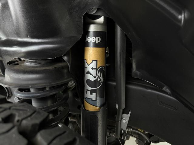 ジープ・ラングラーアンリミテッド ルビコン３９２　限定車　ゴビ　スカイトップ　新並　１オナ　Ｖ８エンジン　純正可変マフラー　ＦＯＸアルミダンパー　２インチリフトアップ　アダプティブクルーズコントロール　２４年ＮＥＷデザイングリル　アップルカープレイ　シートヒーター　ステアリングヒーター（16枚目）