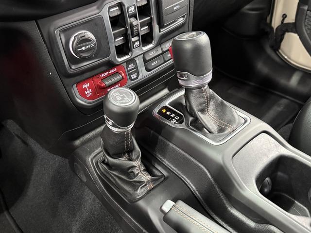 ジープ・ラングラーアンリミテッド ルビコン３９２　限定車　ゴビ　スカイトップ　新並　１オナ　Ｖ８エンジン　純正可変マフラー　ＦＯＸアルミダンパー　２インチリフトアップ　アダプティブクルーズコントロール　２４年ＮＥＷデザイングリル　アップルカープレイ　シートヒーター　ステアリングヒーター（40枚目）