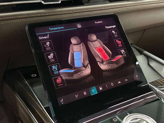 キャデラックエスカレード ＥＳＶ　プレミアムラグジュアリーＡＷＤ　ＥＳＶ　プレミアムラグジュアリーＡＷＤ　２０２５年新型　ラディアントＰＫＧ　日本未発売ロングボディ　ＡＫＧサウンド　純正可変エキゾースト　２２インチホイール　パノラマルーフ　５５インチモニター（24枚目）
