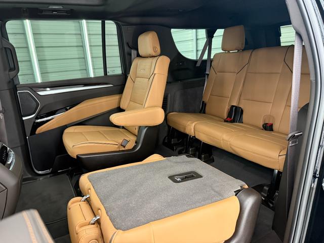 キャデラックエスカレード ＥＳＶ　プレミアムラグジュアリーＡＷＤ　ＥＳＶ　プレミアムラグジュアリーＡＷＤ　２０２５年新型　ラディアントＰＫＧ　日本未発売ロングボディ　ＡＫＧサウンド　純正可変エキゾースト　２２インチホイール　パノラマルーフ　５５インチモニター（26枚目）