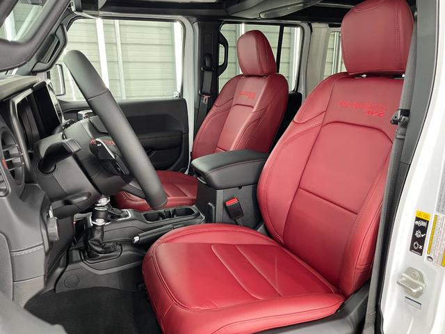 ジープ・ラングラーアンリミテッド ルビコン392 V8 生産終了 24yモデル限定レッドレザー スカイトップ 純正可変マフラー 12.3インチモニター フロント12wayパワーシート ワイヤレスアップルカープレイ ビルシュタインアルミダンパー アダプティブクルーズコントロールwithストップ(4枚目)