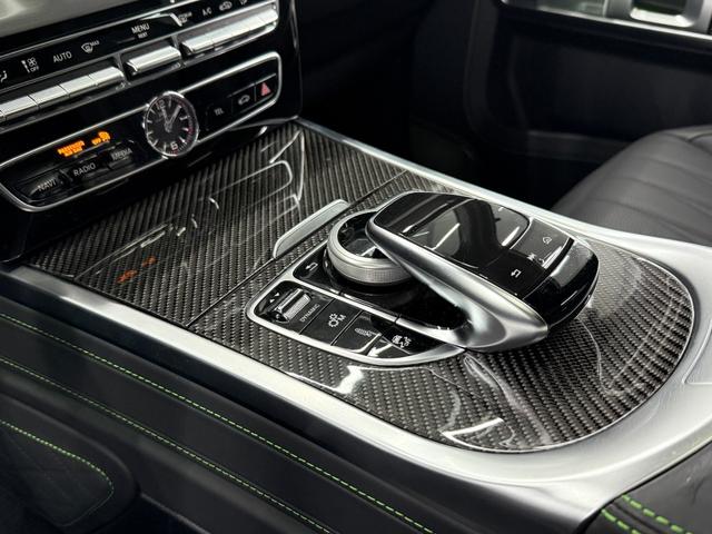 美しい仕上がりのＡＭＧカーボンファイバーインテリアトリム。インテリアの高級感をアップする人気のオプション装備です。