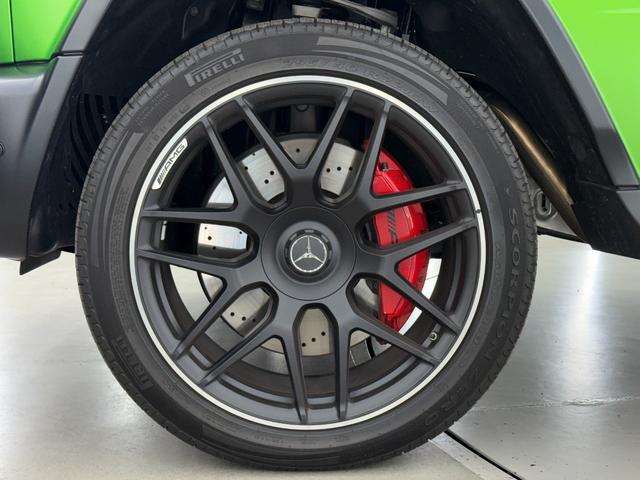 通常２０インチ＆ＯＰ２１インチの設定ですが、ＡＭＧナイトパッケージを選択すると鍛造２２インチＡＭＧマルチスポークマットブラックが装着されます。こちら単品で購入すると１７０万円相当のホイールです。