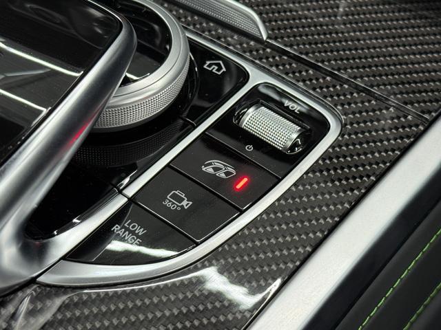 ＡＭＧパフォーマンスエグゾーストシステムは、室内のスイッチからワンタッチで排気音を静かなモード（ノーマル）と迫力あるモード（パワフル）に切り替えることが出来る可変マフラーです。