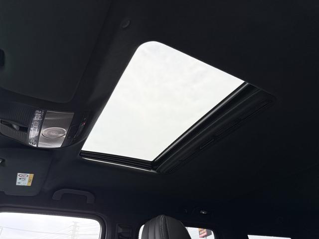 開放感のあるサンルーフが装備されています。車内がかなり明るくなる人気の装備です。
