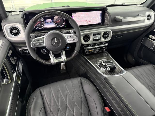 ブラックナッパレザーを使用したシックなインテリアカラー。よく見るとエアコン吹き出し口はヘッドライト周りと似たデザインになっています。こういうセンスが素晴らしいですね。