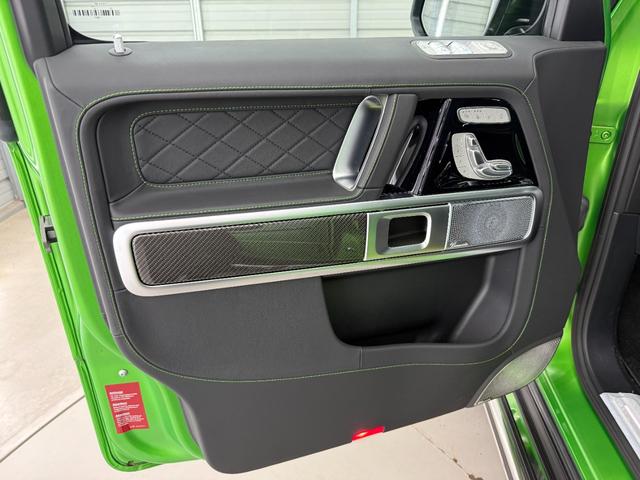 アクティブマルチコントロールシートバックやドライビングダイナミックシート等といった機能に、マッサージ機能のリラクゼーション等に加え、ナッパレザーダッシュボードが備わる贅沢な装備内容です