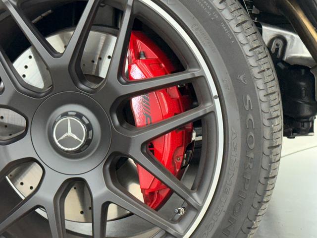 ＡＭＧ強化ブレーキはそれぞれフロントに４００かける３８ｍｍ径のドリルドベンチレーテッドディスクと６ピストン固定式キャリパーを装着。