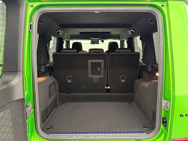 セカンドシートを前方に倒せば長物も積み込めるラゲッジスペース。もちろん室内も広くなっており、ラゲッジの左右のタイヤハウスの出っ張りも小さくなりました。