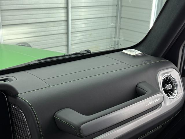 ダッシュボードにまでナッパレザーが使用されている贅沢仕様です。