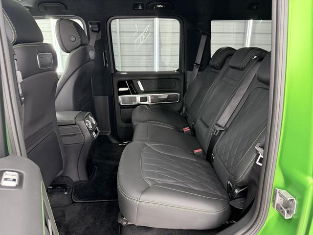 後部席は従来型と比較して最も改善された部分ではないでしょうか。ボディサイズの拡大によって居住空間には余裕が生まれており、大人もゆったりと座れます。