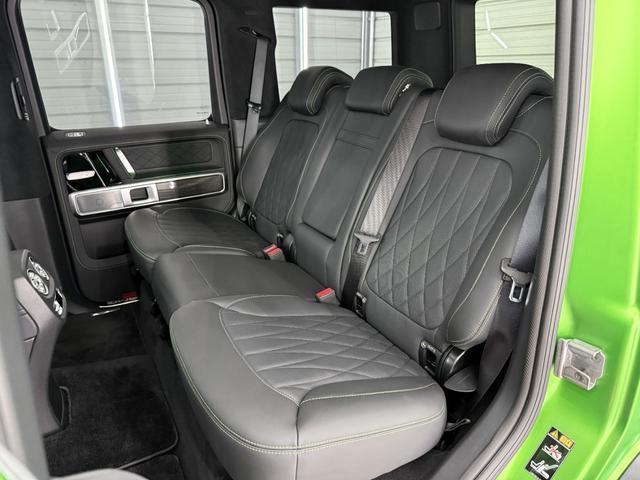 シート自体も分割リクライニングとなり、トランクスルー機能も付いています。もちろん後部席シートヒーターも備えています。