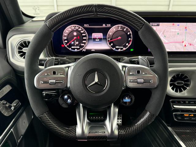 マルチファンクションタイプのレザーステアリング。ステアリングを握ったままクルーズコントロールの設定や車両モニタリングの情報表示などをハンドルを握ったまま操作できます。