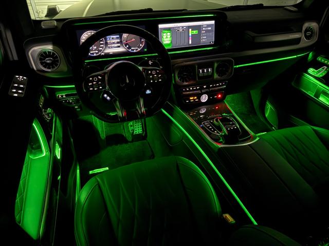 アンビエントライトはドア、ダッシュボード、センターコンソールなどに柔らかなＬＥＤの間接光が、華やかでありながら深い安らぎに包まれる、心地よい室内空間を創造します。