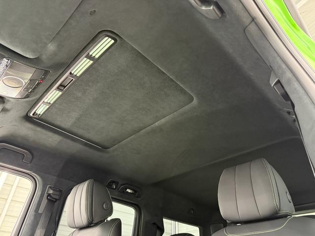 ルーフライナーはＡＭＧ専用ブラックアルカンターラ。