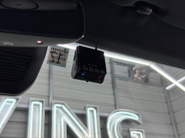 今や必須となった前後ドライブレコーダーも装着済みです。