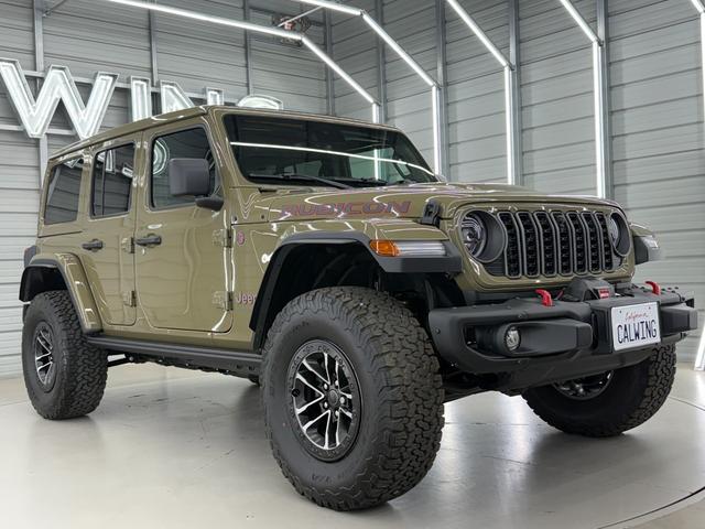 ジープ・ラングラーアンリミテッド ルビコンＸ　３．６Ｌ　新色４１　日本未発売グレード　スカイトップ　エクストリームリーコン３５タイヤＰＫＧ　フロント１２ｗａｙパワーシート　３５インチタイヤ　ブラックナッパレザーシート　１２．３インチモニター　ワイヤレスアップルカープレイ　シートヒーター（3枚目）