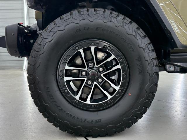 ジープ・ラングラーアンリミテッド ルビコンＸ　３．６Ｌ　新色４１　日本未発売グレード　スカイトップ　エクストリームリーコン３５タイヤＰＫＧ　フロント１２ｗａｙパワーシート　３５インチタイヤ　ブラックナッパレザーシート　１２．３インチモニター　ワイヤレスアップルカープレイ　シートヒーター（10枚目）