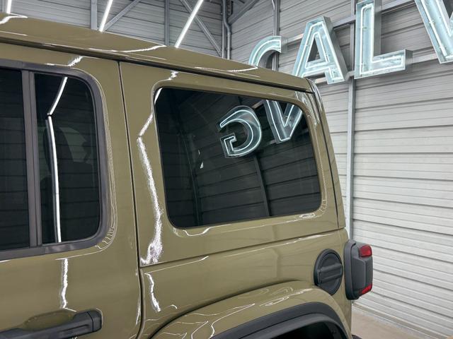 ジープ・ラングラーアンリミテッド ルビコンＸ　３．６Ｌ　新色４１　日本未発売グレード　スカイトップ　エクストリームリーコン３５タイヤＰＫＧ　フロント１２ｗａｙパワーシート　３５インチタイヤ　ブラックナッパレザーシート　１２．３インチモニター　ワイヤレスアップルカープレイ　シートヒーター（25枚目）