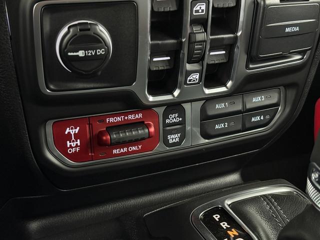 ジープ・ラングラーアンリミテッド ルビコンＸ　３．６Ｌ　新色４１　日本未発売グレード　スカイトップ　エクストリームリーコン３５タイヤＰＫＧ　フロント１２ｗａｙパワーシート　３５インチタイヤ　ブラックナッパレザーシート　１２．３インチモニター　ワイヤレスアップルカープレイ　シートヒーター（31枚目）