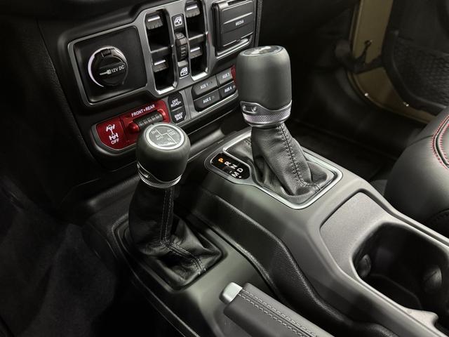 ジープ・ラングラーアンリミテッド ルビコンＸ　３．６Ｌ　新色４１　日本未発売グレード　スカイトップ　エクストリームリーコン３５タイヤＰＫＧ　フロント１２ｗａｙパワーシート　３５インチタイヤ　ブラックナッパレザーシート　１２．３インチモニター　ワイヤレスアップルカープレイ　シートヒーター（34枚目）