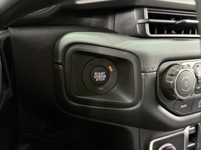 ジープ・ラングラーアンリミテッド ルビコンＸ　３．６Ｌ　新色４１　日本未発売グレード　スカイトップ　エクストリームリーコン３５タイヤＰＫＧ　フロント１２ｗａｙパワーシート　３５インチタイヤ　ブラックナッパレザーシート　１２．３インチモニター　ワイヤレスアップルカープレイ　シートヒーター（35枚目）