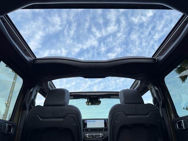 日本でも人気の高いスカイワンタッチパワートップ装着車です。電動なのでその場の気分で自由に開け閉めＯＫ！前から後ろまでフルオープンになるスカイトップならではの解放感はハンパないほど気持ちいい！！