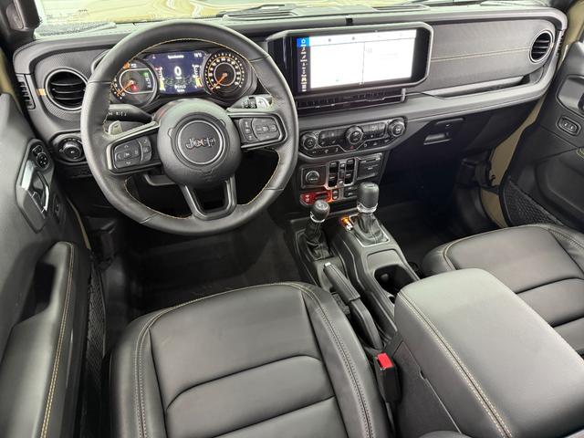 １２．３インチモニターが際立つニューインテリア。シートはファイナルエディション専用ブラックナッパレザーとなりました。ゴールドのステッチがアクセントのコーディネートになっています。