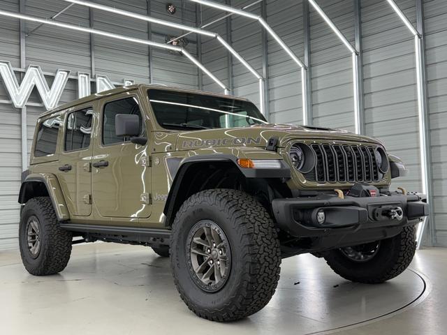 ファクトリーチューンによる１．５インチリフトアップ！通常のルビコンと比較するとかなりワイルドな印象です。