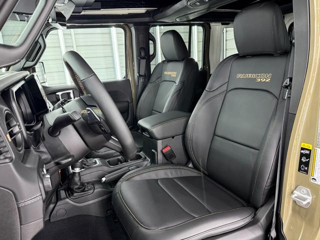 昔のラングラーでは考えられない程、質感が上がり広く快適になったインテリア。ナッパレザーシートにパワーシートの導入やモニターの大型化などラングラーの歴史の中でも大きい進化といえるのではないでしょうか