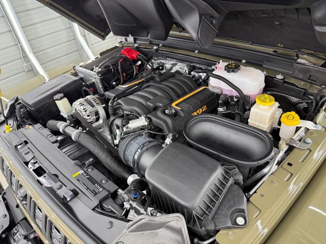 ３９２とは排気量（ｃｃ）をアメリカ換算したキュービックインチ（ｃｕｉ）の略のこと。すなわち６．４Ｌは３９２ｃｕｉとなります。