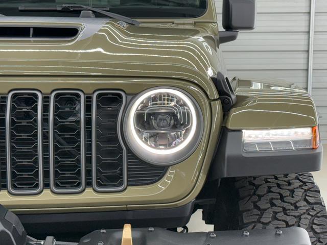 日本のディーラー車には設定のないＬＥＤイカリング付ヘッドライトも本国仕様ならでは。オーナー自慢のポイントと言えます。