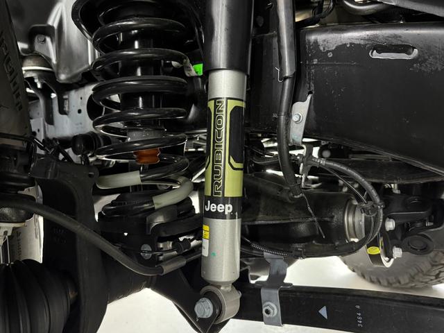 ファクトリーチューンによるＭｏｐａｒビルシュタイン製アルミダンパーと３．５インチリフトアップによる専用の足回りが搭載されます！