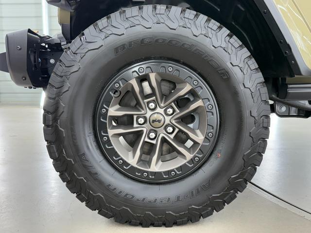 ３５インチサイズのＢＦグッドリッチＫＯ２オールテレーンタイヤＬＴ３１５　／　７０Ｒ１７Ｃ　３５インチタイヤを純正装着し、２０２４年Ｎｅｗデザインの専用１７インチビードロックホイールを装着！