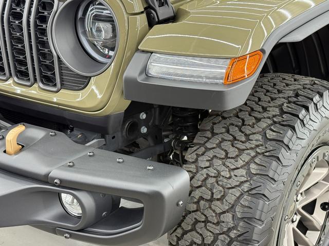 本国仕様ならではのハイフェンダー。日本のディーラー車を購入された方が最初に手を付けられることが多い部分ですね。バンパーとフェンダーの間が大きく開口され、タイヤが見えてよりワイルドに見えるのが特徴です。