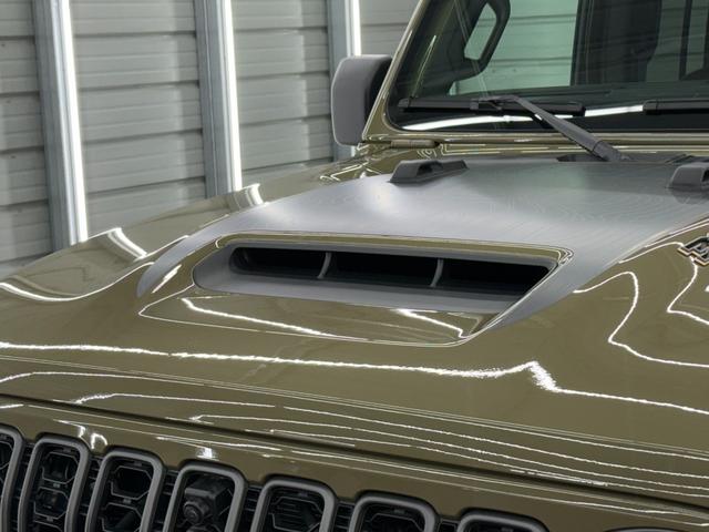 ２０２４年モデルから、ＪＥＥＰ伝統の７スリットグリルのデザインがアップデート！７スリットグリルにブラックの折り目模様が施され、ニュートラルグレイメタリックの縁取りが施されています。