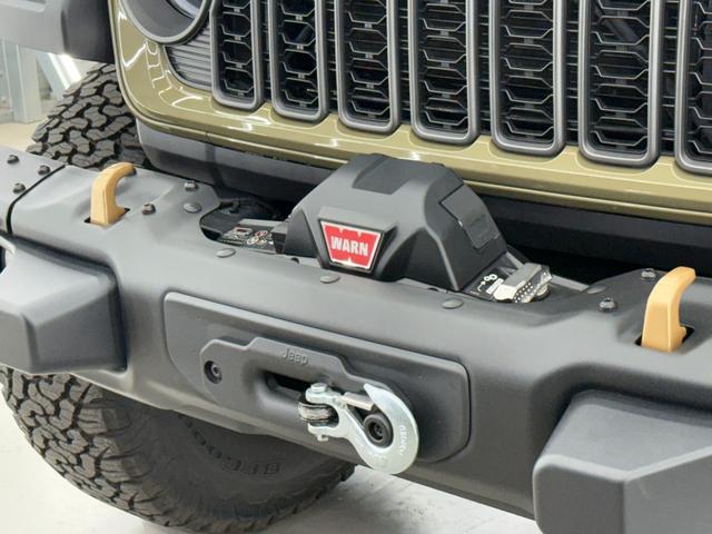 ルビコン専用となるフロント三分割スチールバンパーと３９２専用となるブロンズカラーリカバリーフックがカッコイイ！