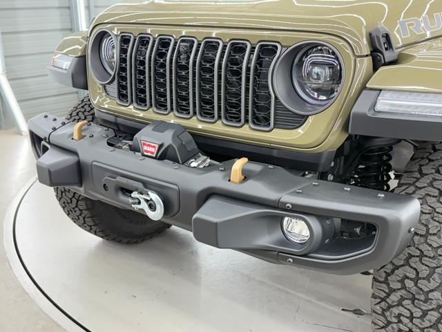 ルビコン３９２には様々な専用パーツが付いています。ワイルドな三分割スチールバンパーもその一つで、日本仕様のラングラーはフェンダーとバンパーが繋がった樹脂製のためまず交換するオーナーが多い部分です。