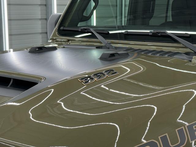 ３９２バッジがスペシャル感を感じさせるエクステリアとなっています。