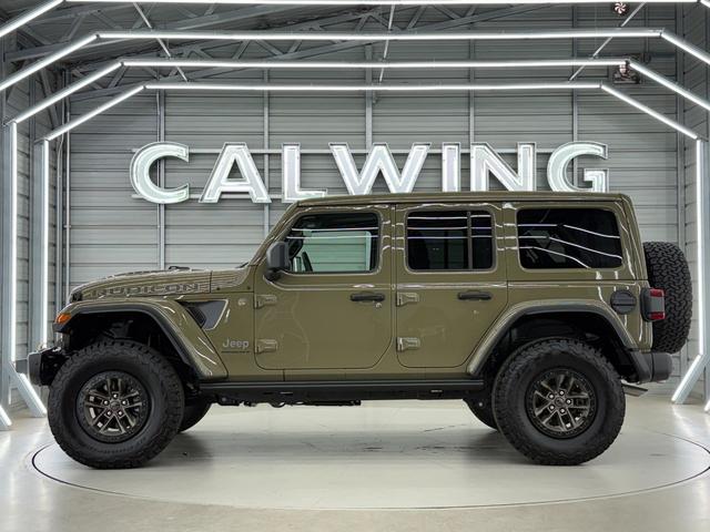 エクストリームリーコンＰＫＧは、３５インチサイズのＢＦグッドリッチＫＯ２オールテレーンタイヤＬＴ３１５／７０Ｒ１７Ｃと１７インチのビードロック対応ホイール、フェンダーフレアを装着します。